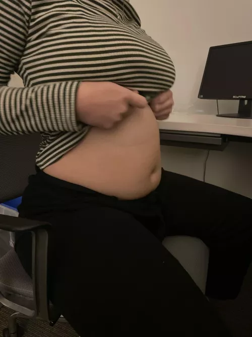 this shirt is way too tight for my bloated belly 😈😍