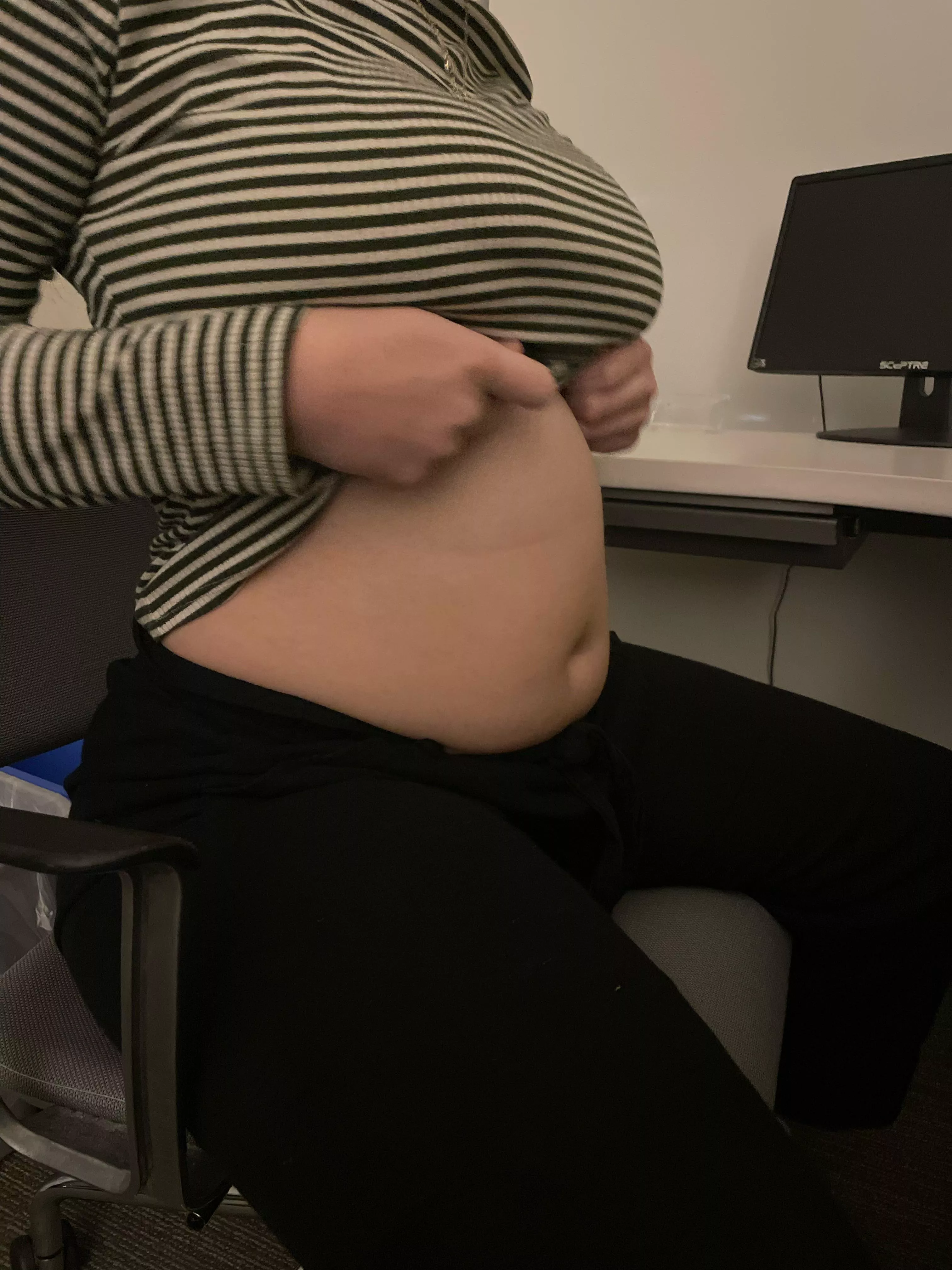 this shirt is way too tight for my bloated belly 😈😍