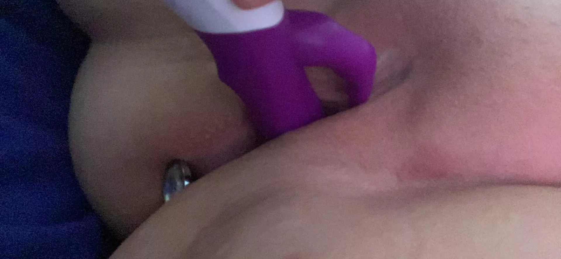 Toying my shaved pussy 💦