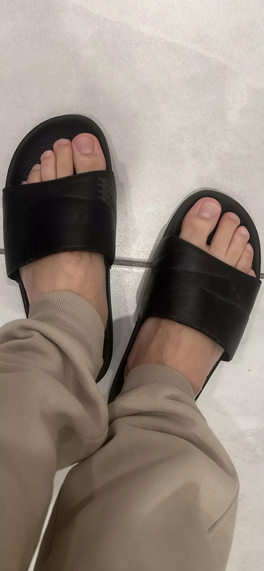 Would love someone to worship my feet! 😏🦶🏼