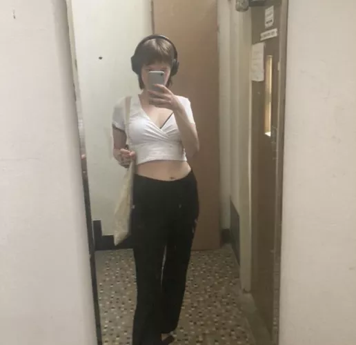 your autistic sexy chick looking to sell nudes