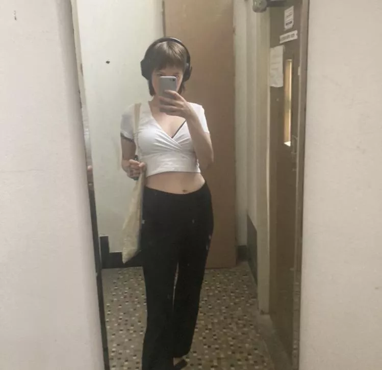 your autistic sexy chick looking to sell nudes