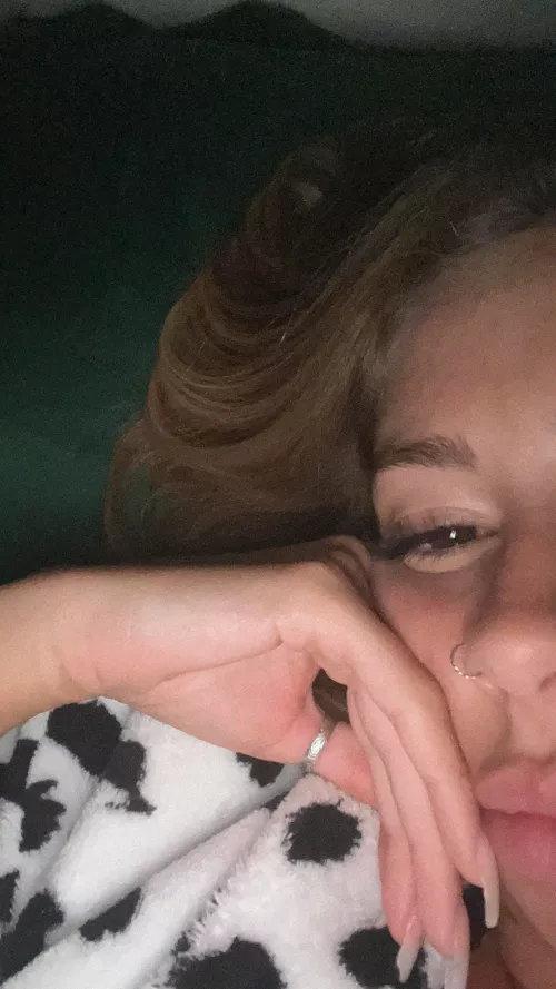 22 [F] Good morning, sleepyheads! The bed weather’s got me wrapped up, but I’m still here, ready to chat and warm up your morning. Who else is stuck in bed today? 