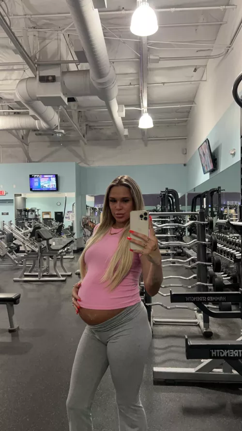 35 weeks preggo at the gym:)