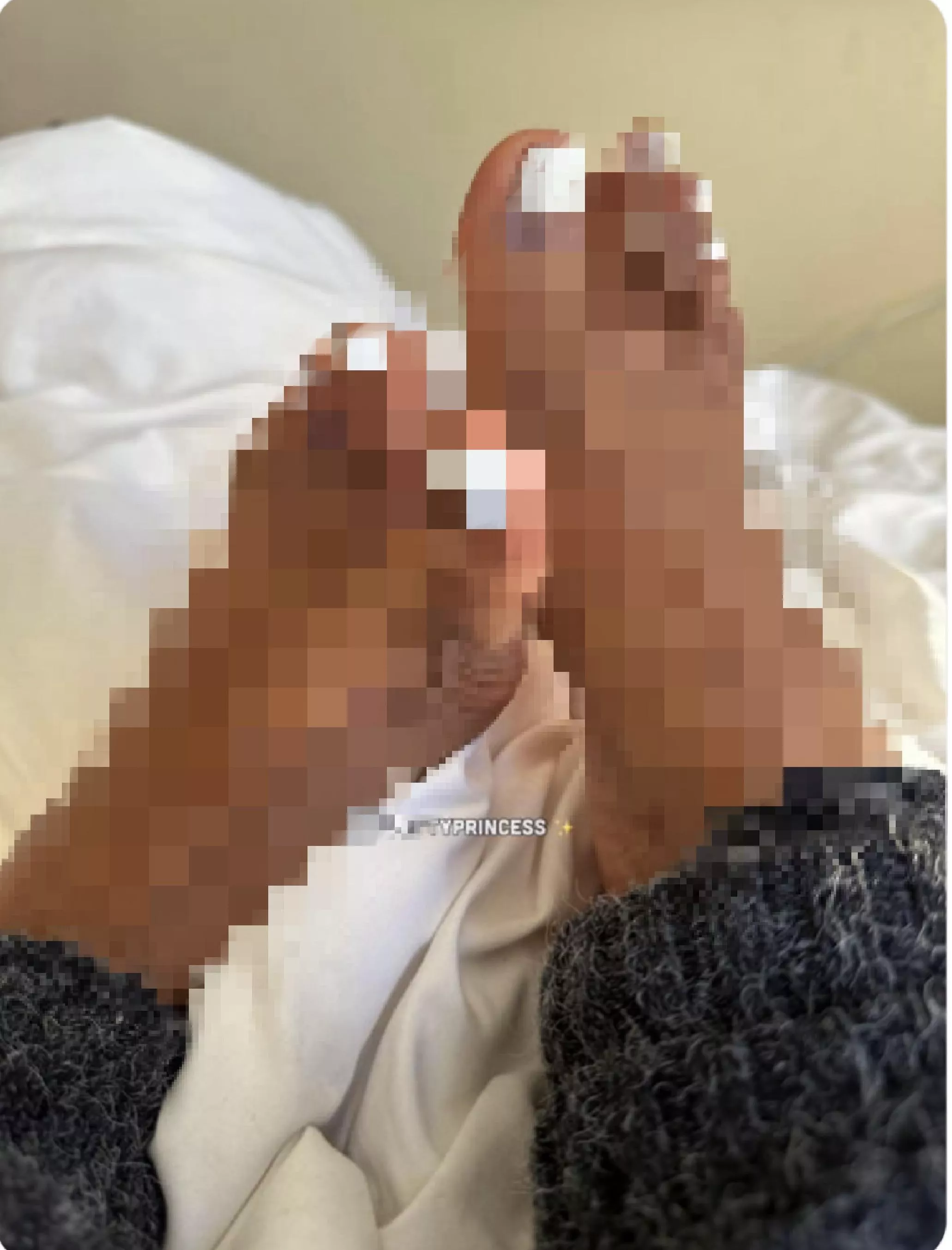 awe look at how pathetic & submissive you are for some pixeled feet 🤭🎀😂