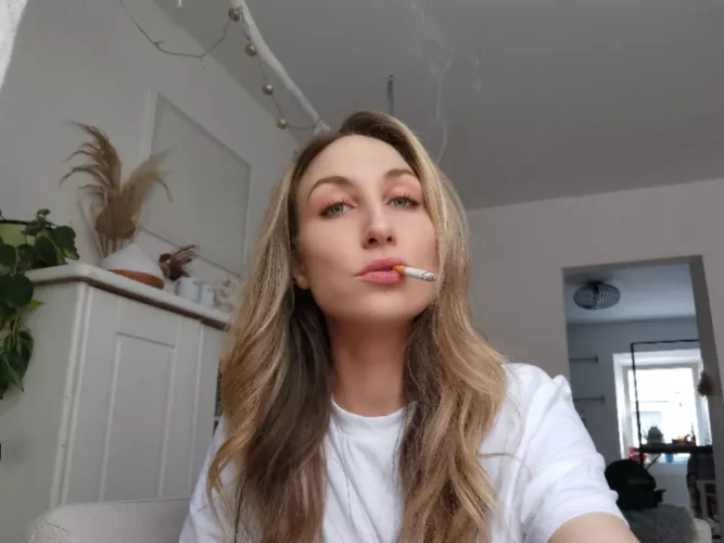 Blonde 🩷 smoker 🌬️