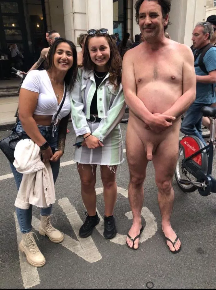 #cfnm #wnbr #clothedfemalenakedmale #worldnakedbikebike #worldnakedbikeridelondon 