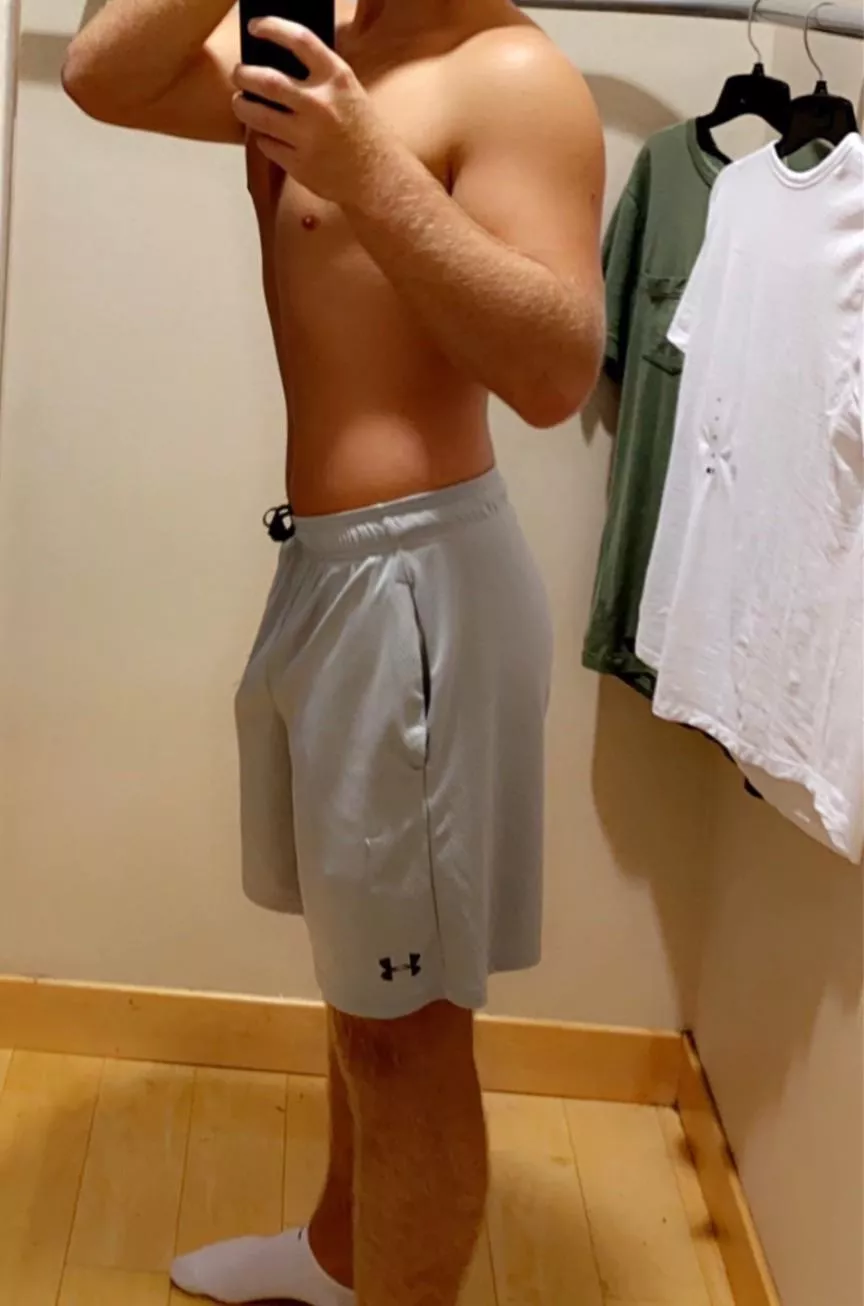 Discrete bro looking for other DL dudes. Hosting gloryhole or anon play. 