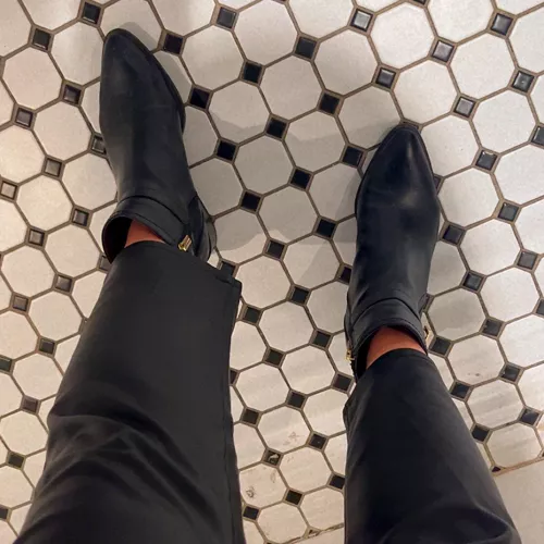 Do pointed leather ankle boots paired with leather pants make your brain go brrrrrrr?