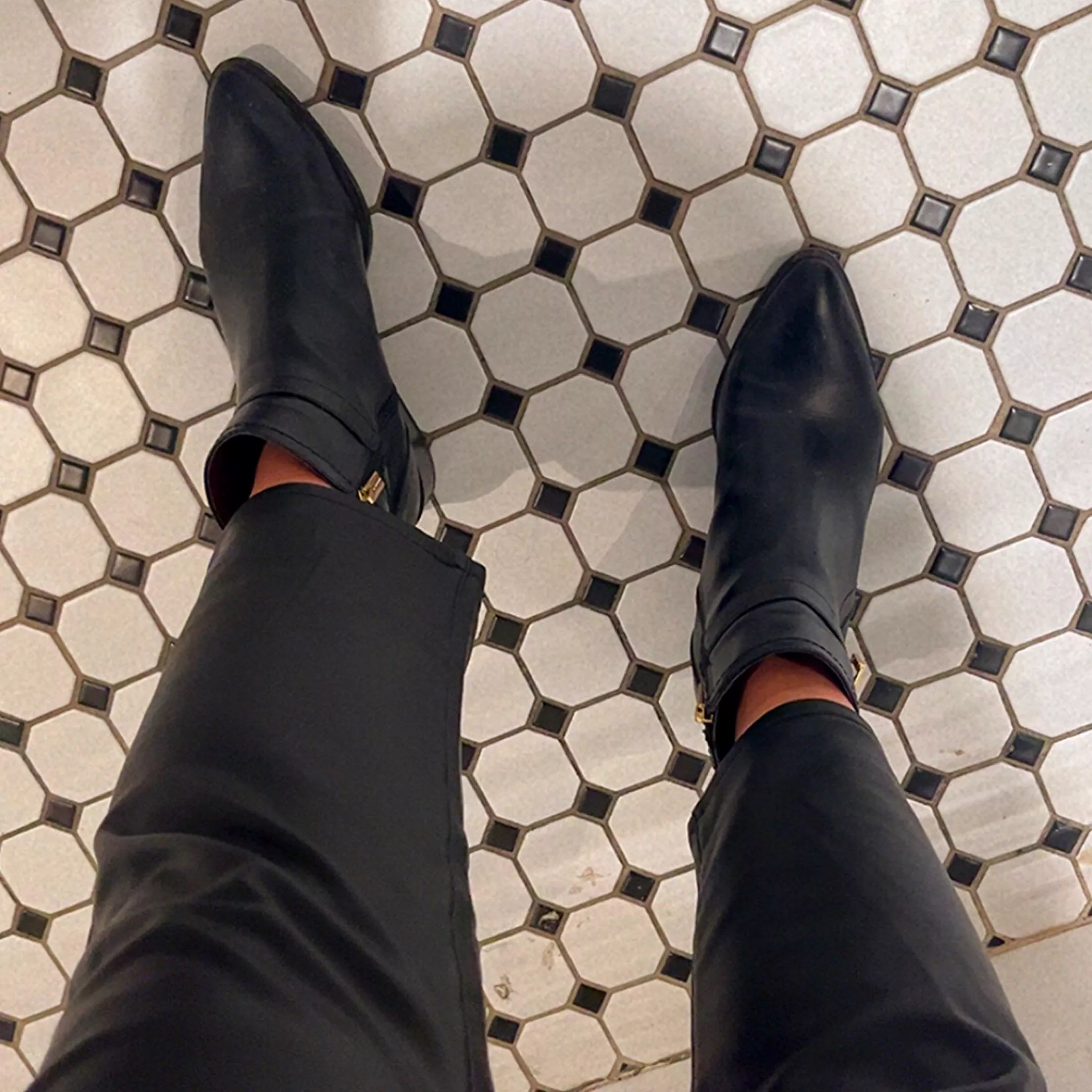 Do pointed leather ankle boots paired with leather pants make your brain go brrrrrrr?