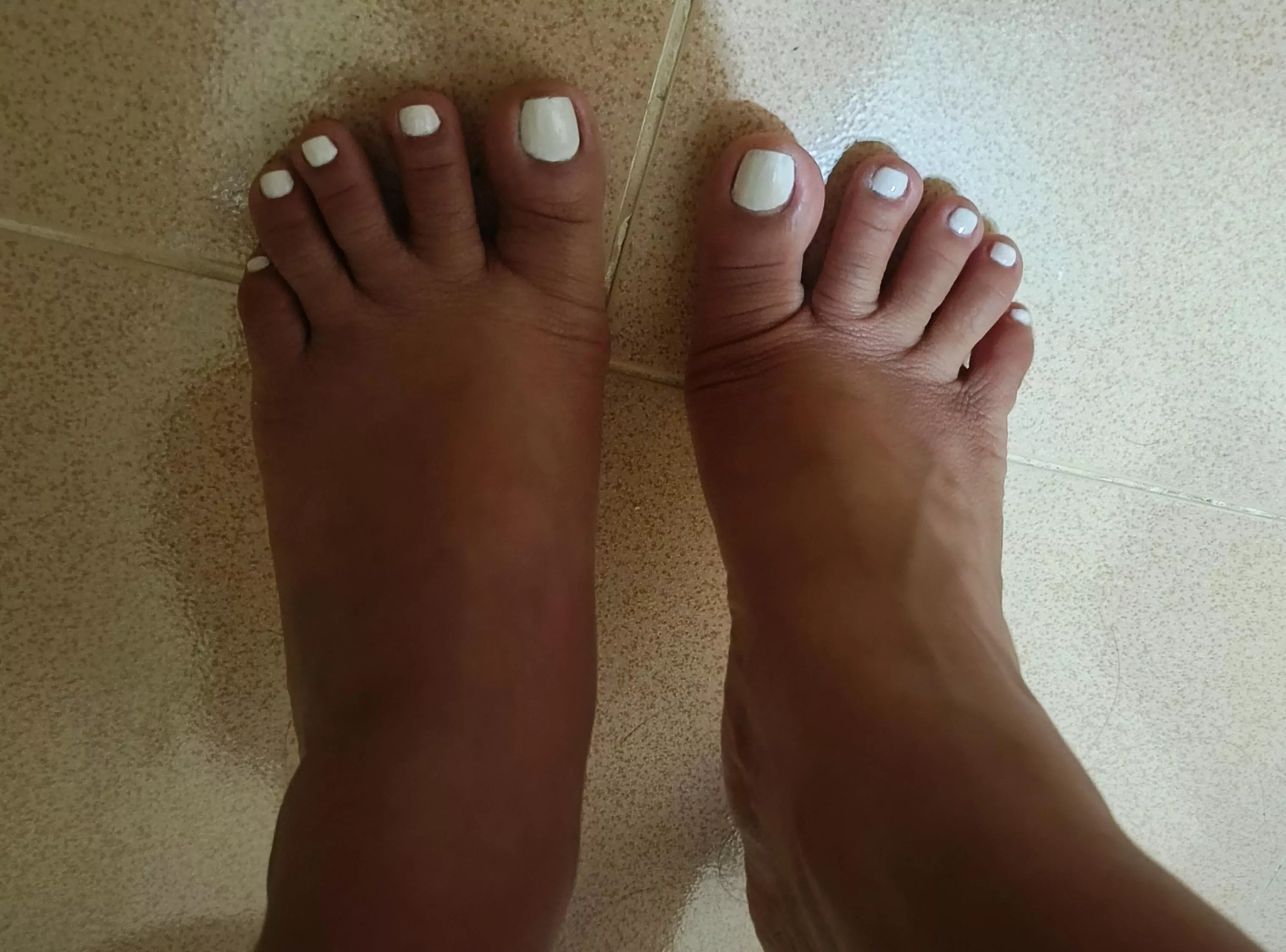 Guess who's back with painted nails 🤍