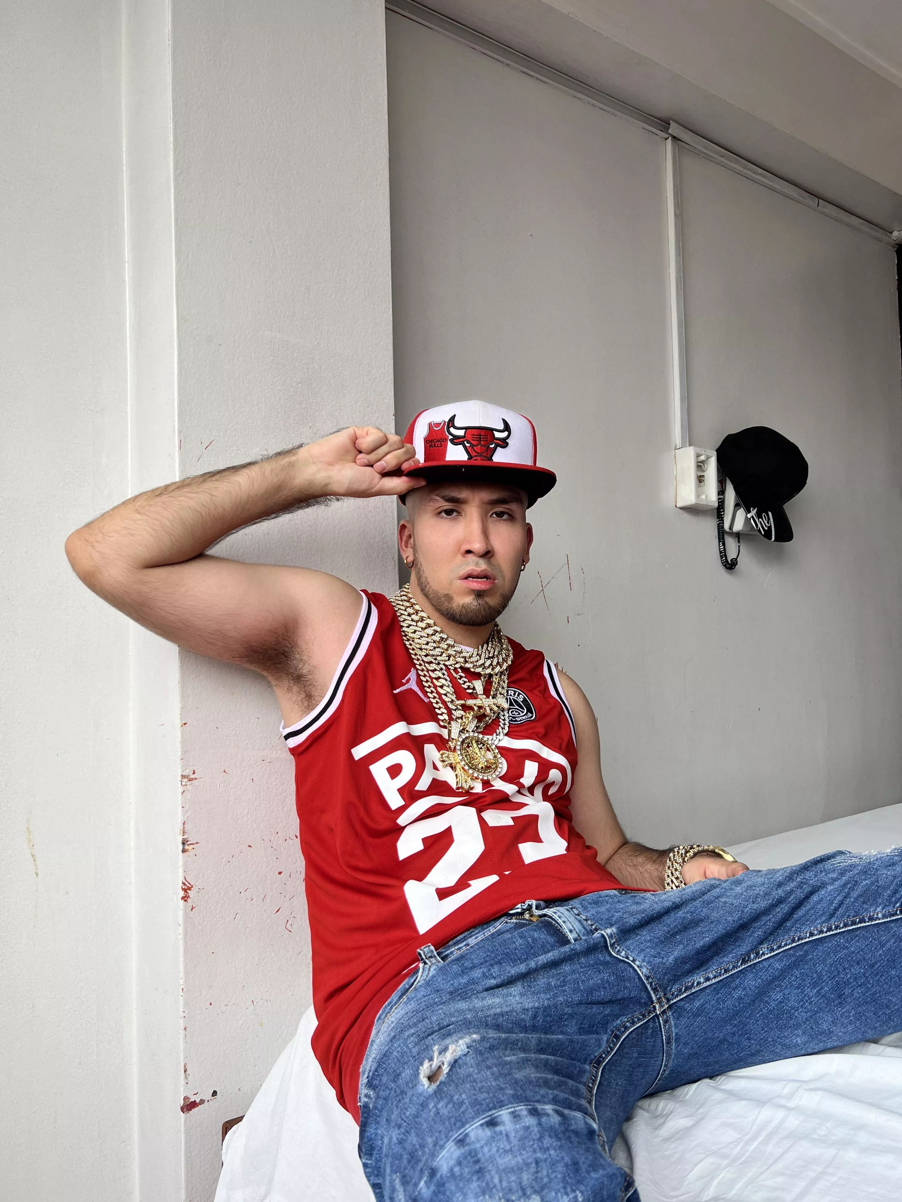 Haha who dares to run their tongue over my hairy armpit? Be the first!