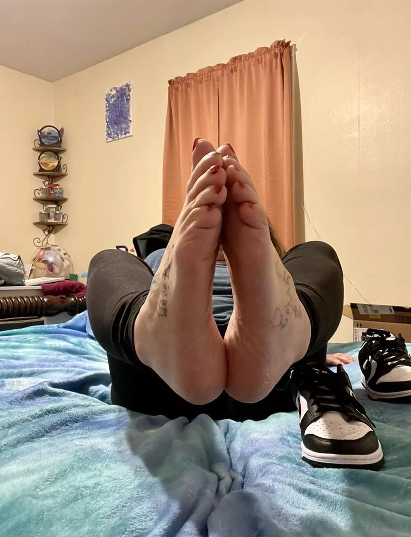 Happy FJ friday everyone 💕 Did you get your FJ yet, if not then maybe I can help you out. My big feet will work magic on you 🤭