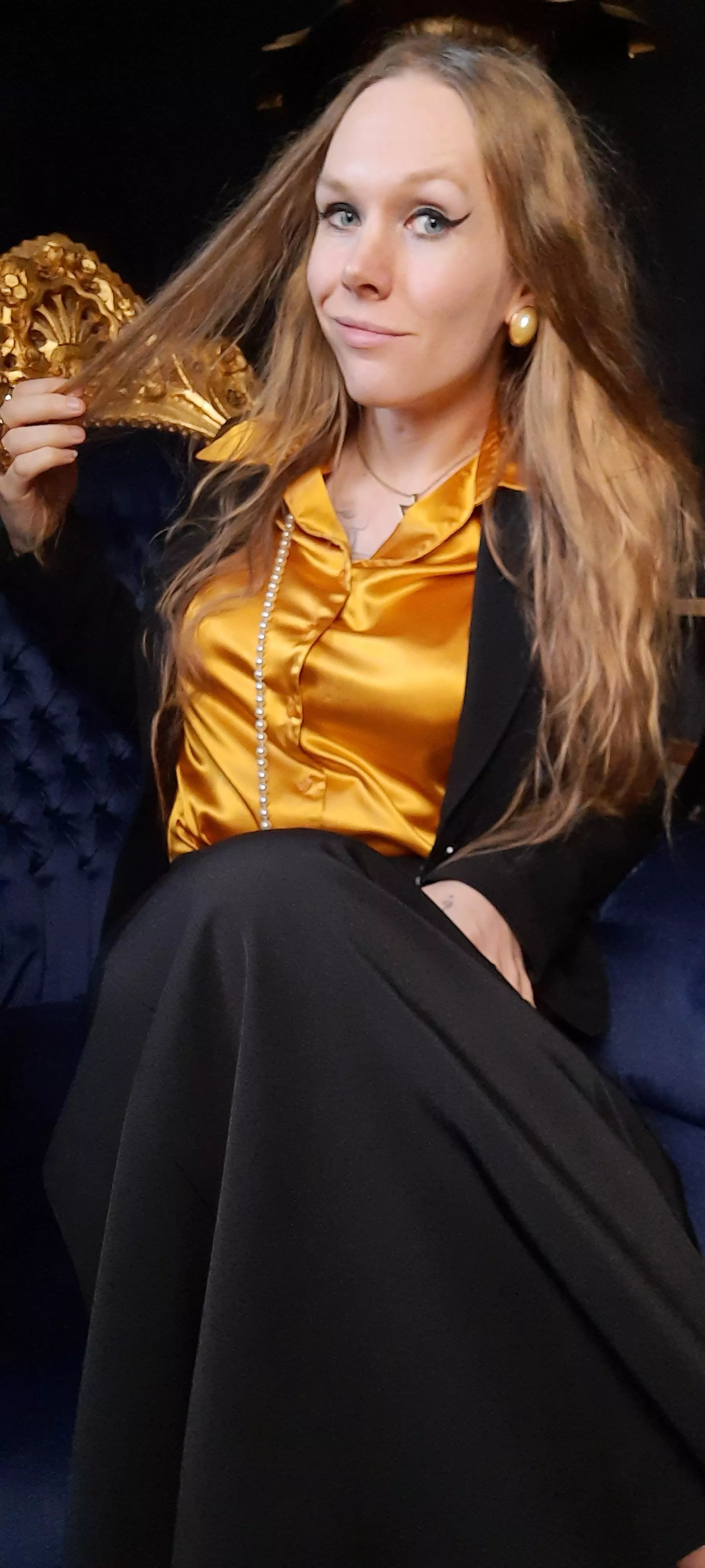 I cannot get enough from that lovely color in combination with that suit 💛💛💛