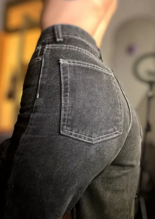 I think it looks beautiful on me, dark colors suit me perfectly