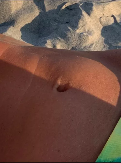 I want to tickle my mom navel How can I do?