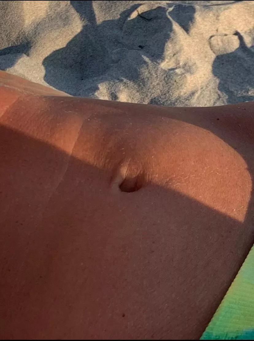 I want to tickle my mom navel How can I do?