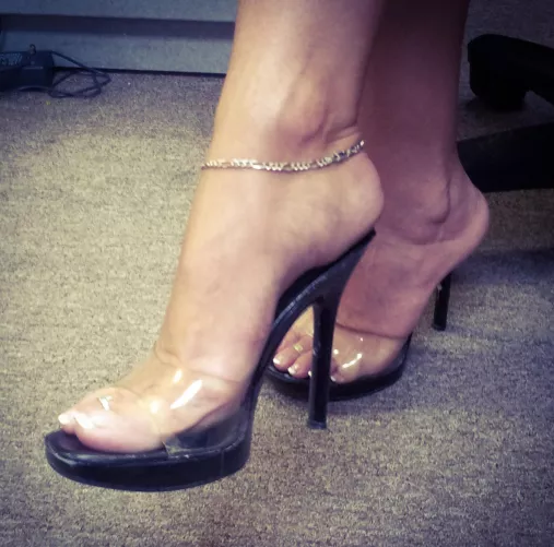 I wear a hot wife anklet to let everyone know I'm available and I love cock 