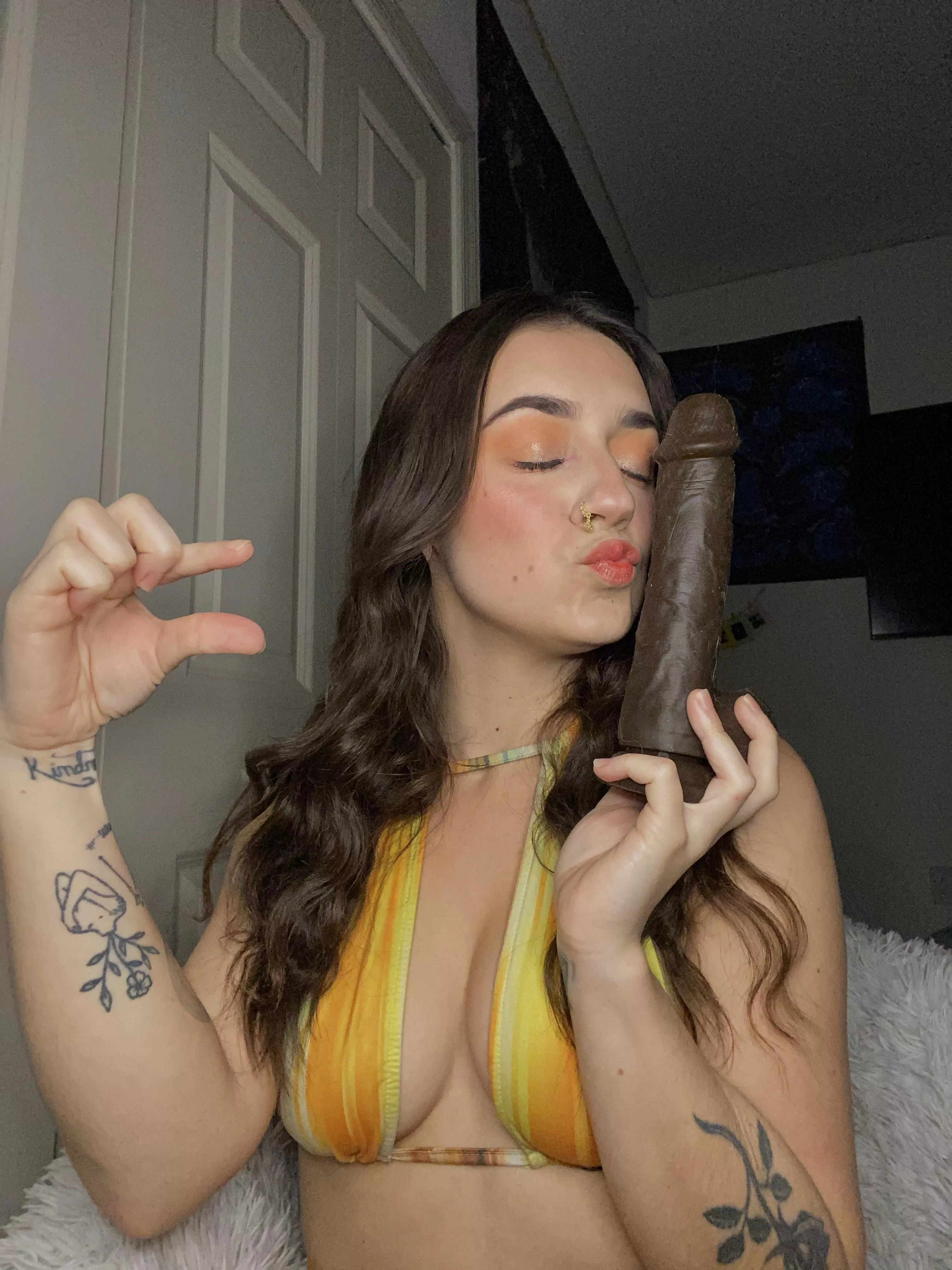 I’ll fuck myself with this dildo while I empty your wallet as a humiliation tactic 