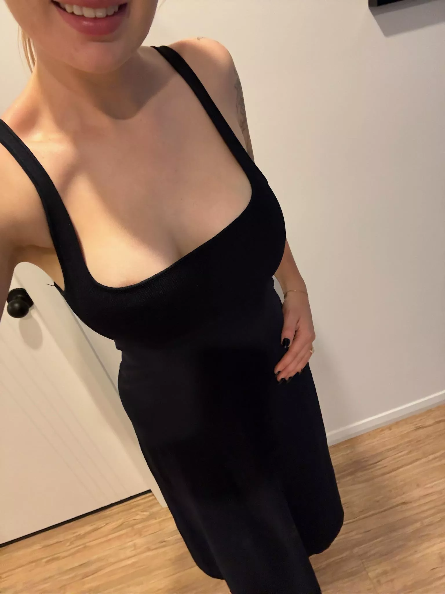 Love a lil black dress 