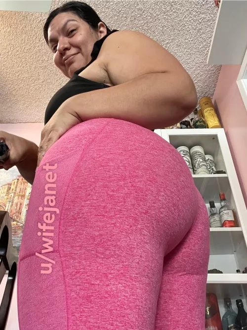 Love wearing outfits that show off my curves 🍑