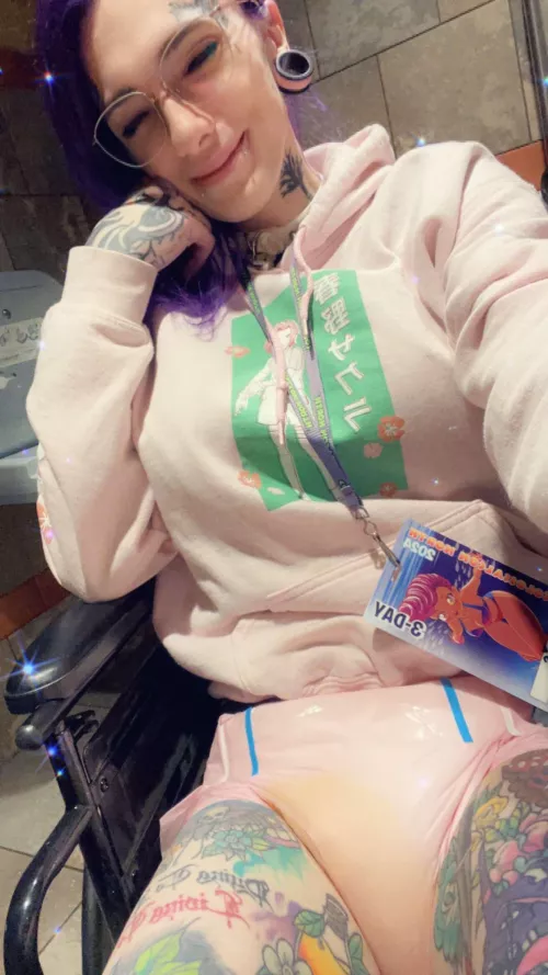 Nothing better than being wheeled around while slowing filling my diapee at my favorite convention 💕✨
