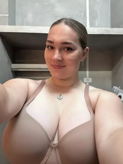 Now that I’m single, I need a man that have 4 inches cock. If you’re confident, send me a DM with a pic to verify.