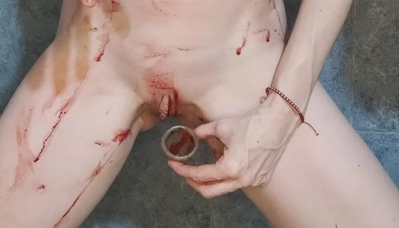 Pouring the mentrual cup on the body feels warmth