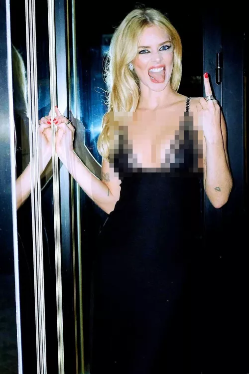 Samara Weaving cleavage? Not for you🖕