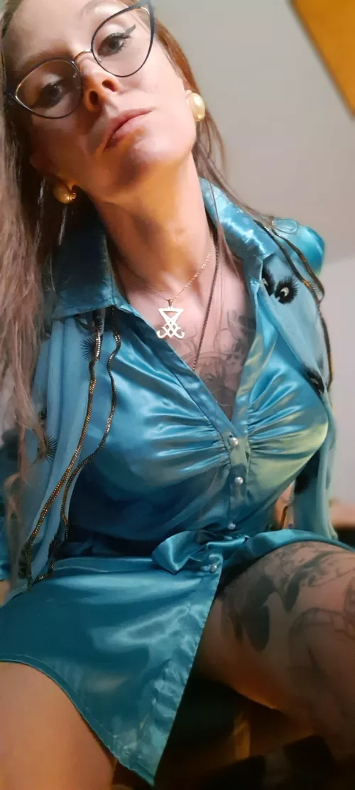 Satin is so sexy 🥰 What do you like the most? The feel? The shine? The elegance? 