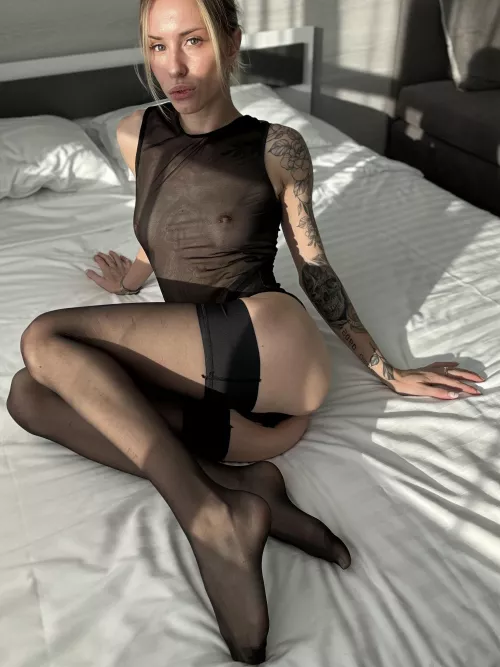 Satisfy your nylon tights and foot fetish with me