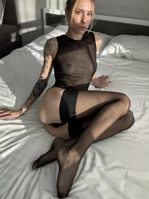 Satisfy your nylon tights and foot fetish with me