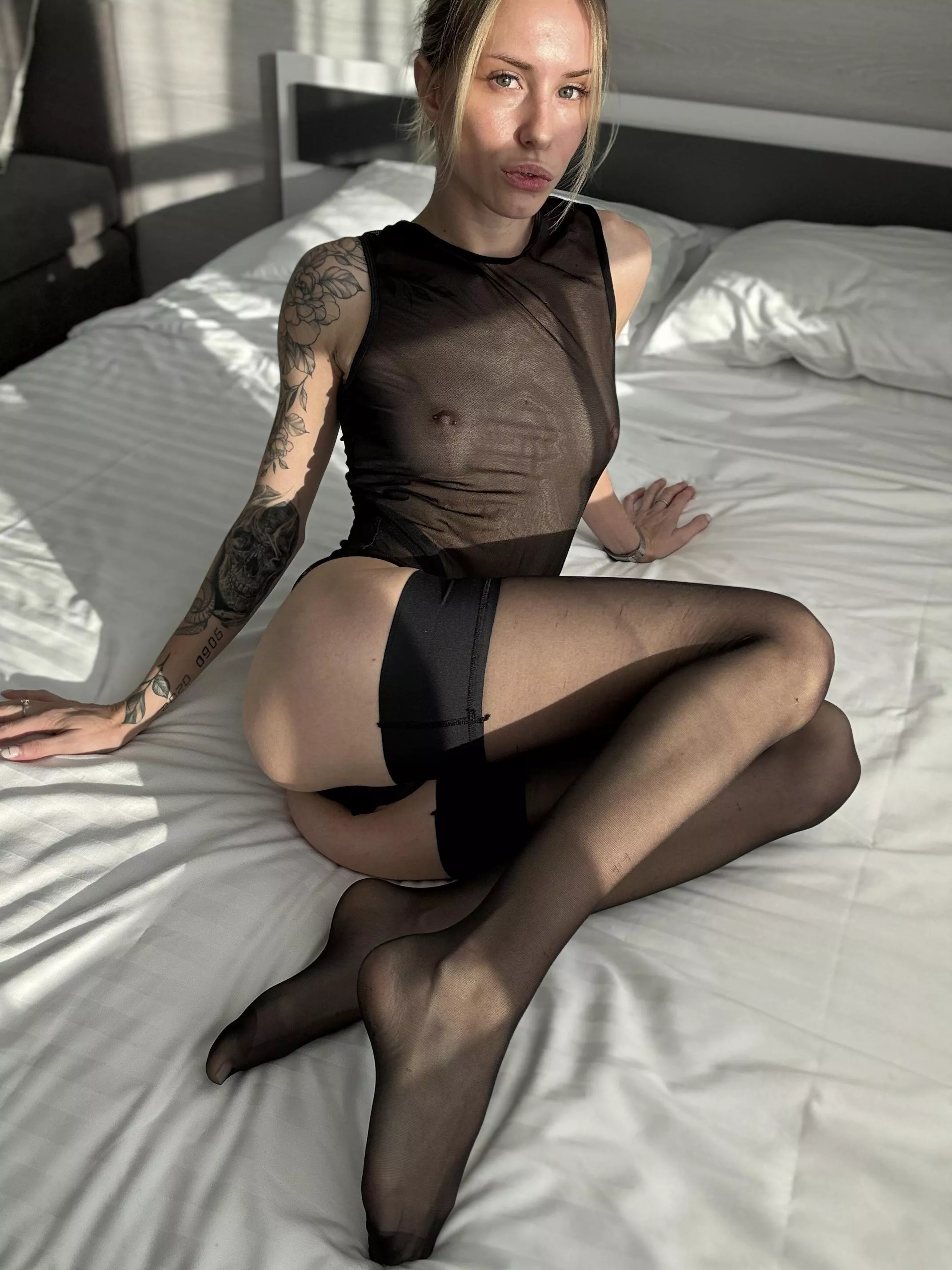 Satisfy your nylon tights and foot fetish with me