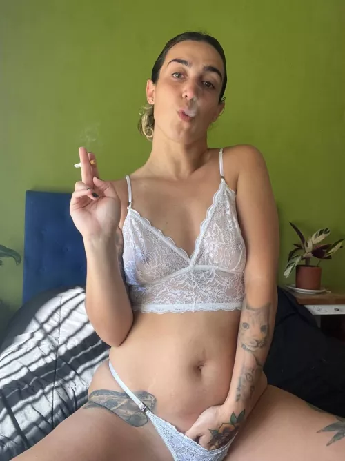 Sit in that chair, today you will see how I cum while smoking. 