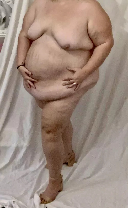 Tell me I’m a good girl then cum to my pictures 😈 