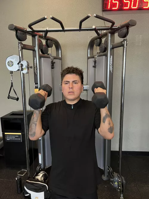 Today it's arm day haha uff we're getting better every day!