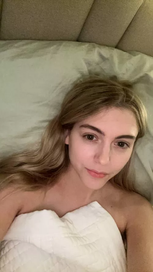 Under these sheets I'm wearing nothing, would you dive in?