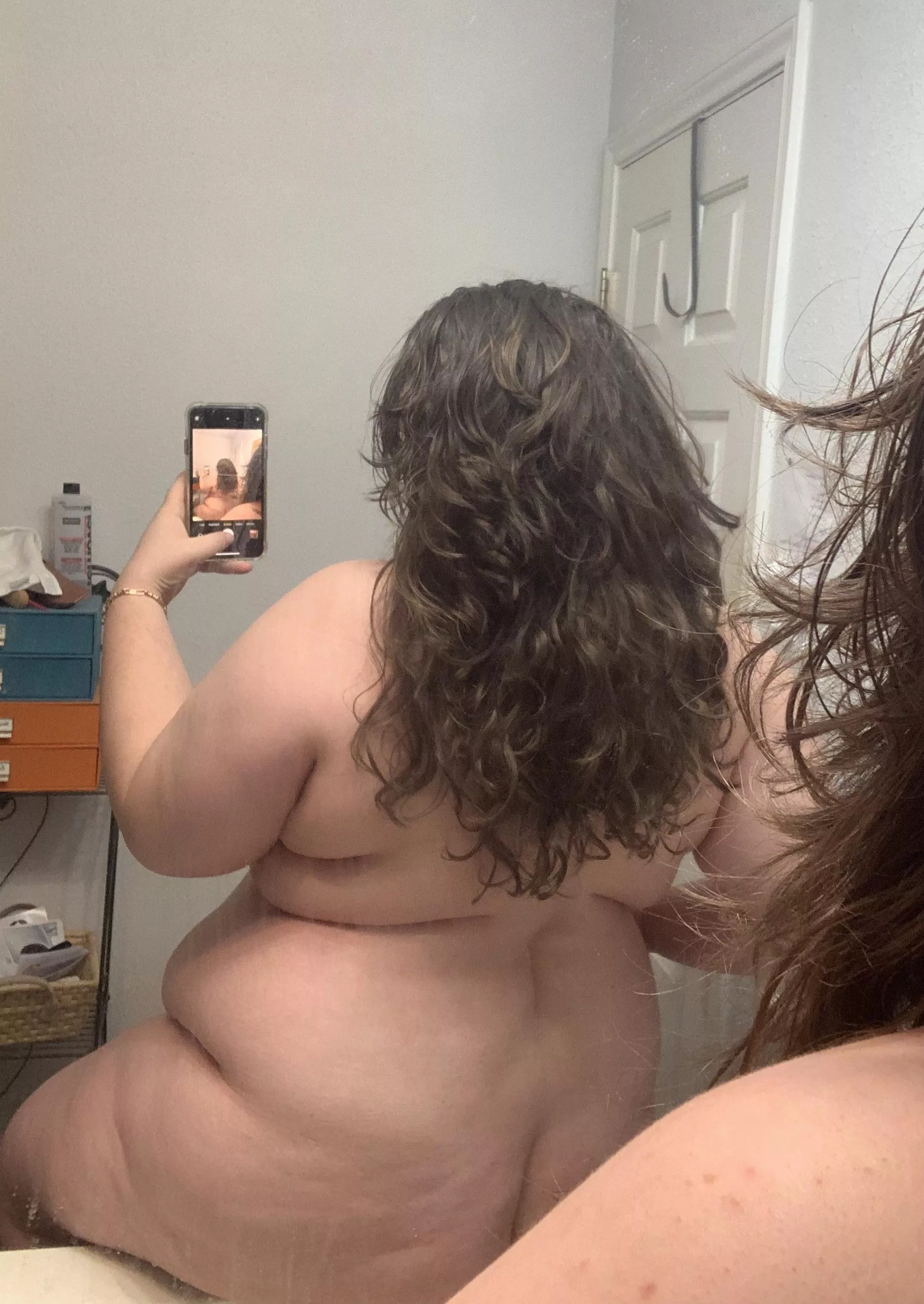 Wavy hair, wavy hips