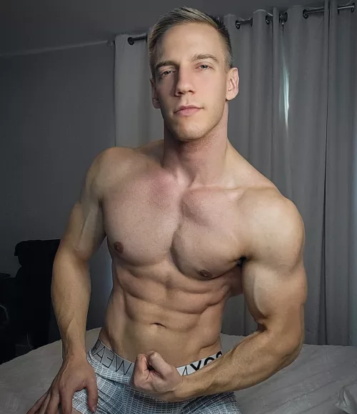 Would you worship my muscles 💪🏼😏..?