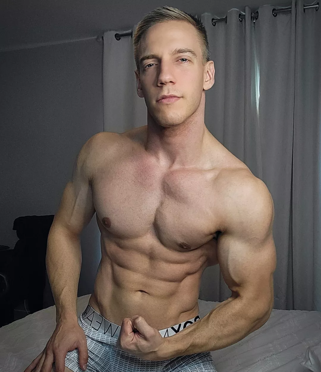 Would you worship my muscles 💪🏼😏..?