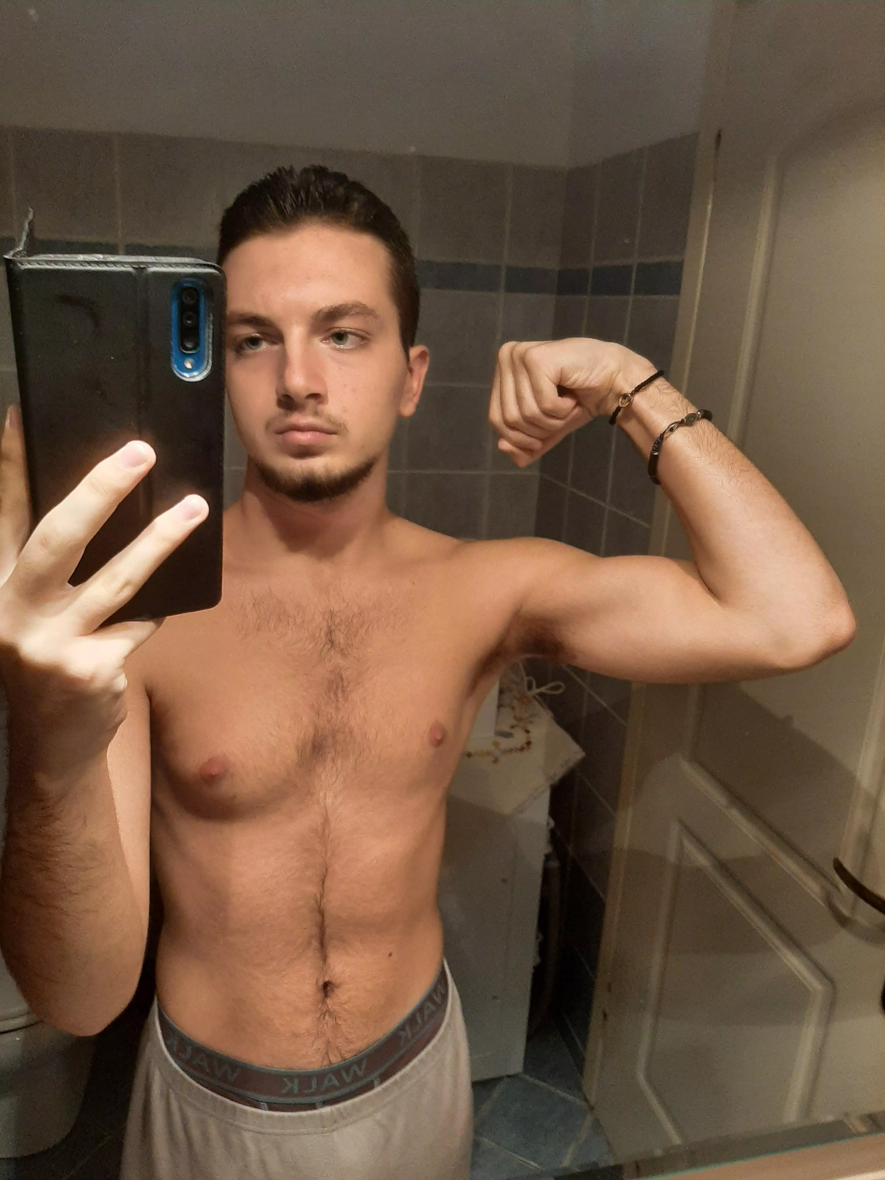 (18) they stick out when I wear t shirts 👕 💪