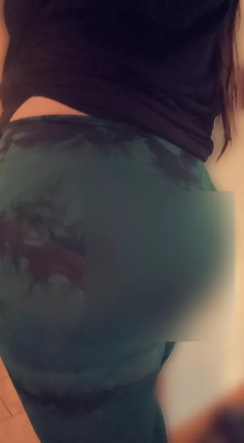 BBW dommy mommy sweaty after a day of work & errands. Goon at my thighs & ass you won’t ever get to see or touch 🥵 