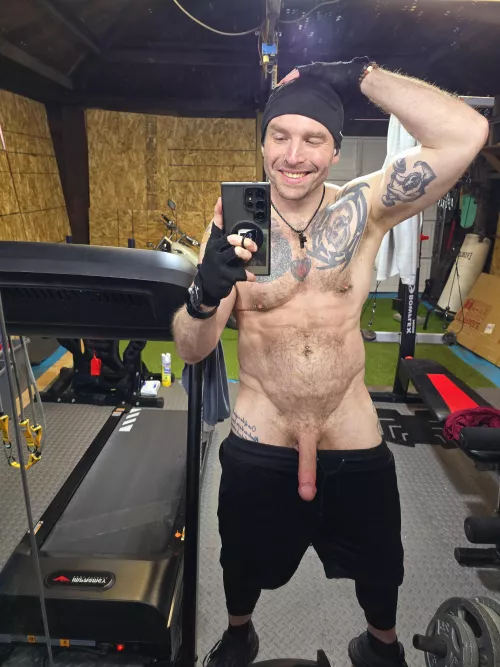 Building a new gym so nobody complains that I work out without deodorant. You wanna join? 