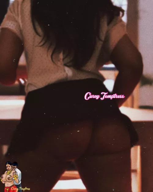 Dared to show my ass cheeks without pantieees in the office,  [F]