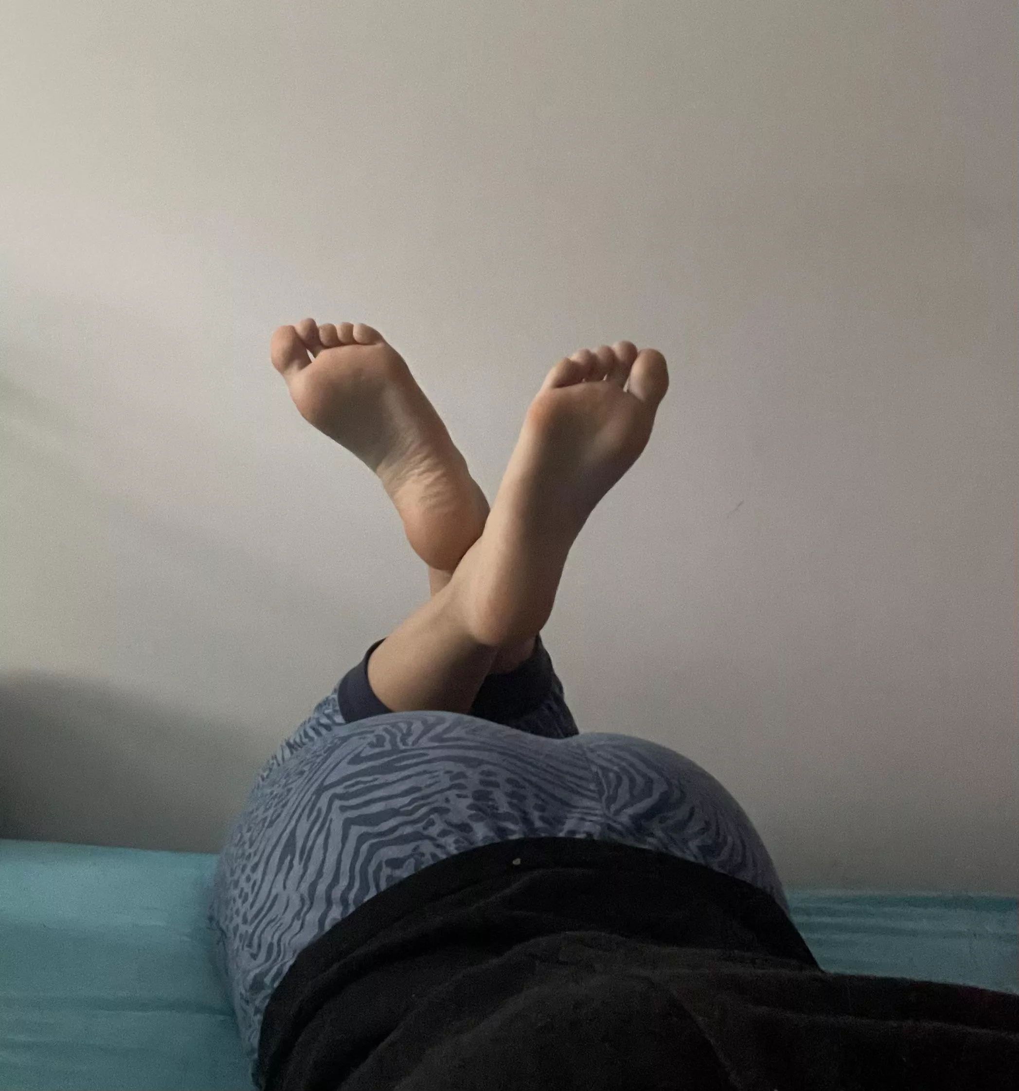 Do u like smelly feet or clean? 