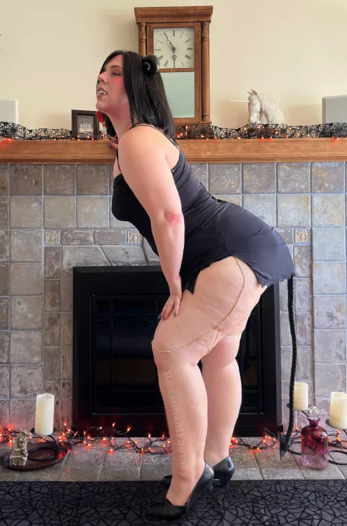 Horns, fangs, tail, big hips, small tits 😈