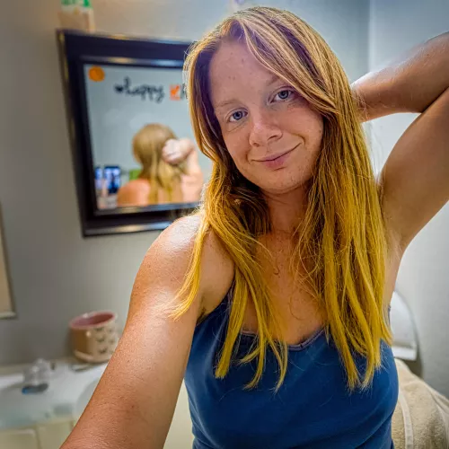 i still feel embarrassed every time i take pics of myself😳 [Return Our 3P Tools/Apps]