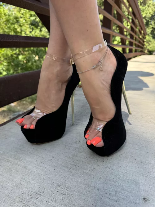 I'm sure you didn't see so sexy heels before on milf 😍