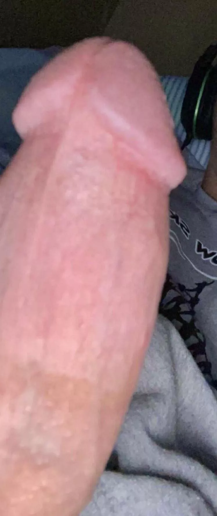 Iso of another straight bud to suck or jerk to porn with very discreetly while my chick is gone