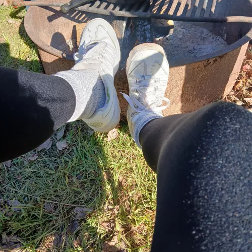 Just trapping in all of that sweaty, stinky heat 🙇 [F] Boot socks season is here ✨️